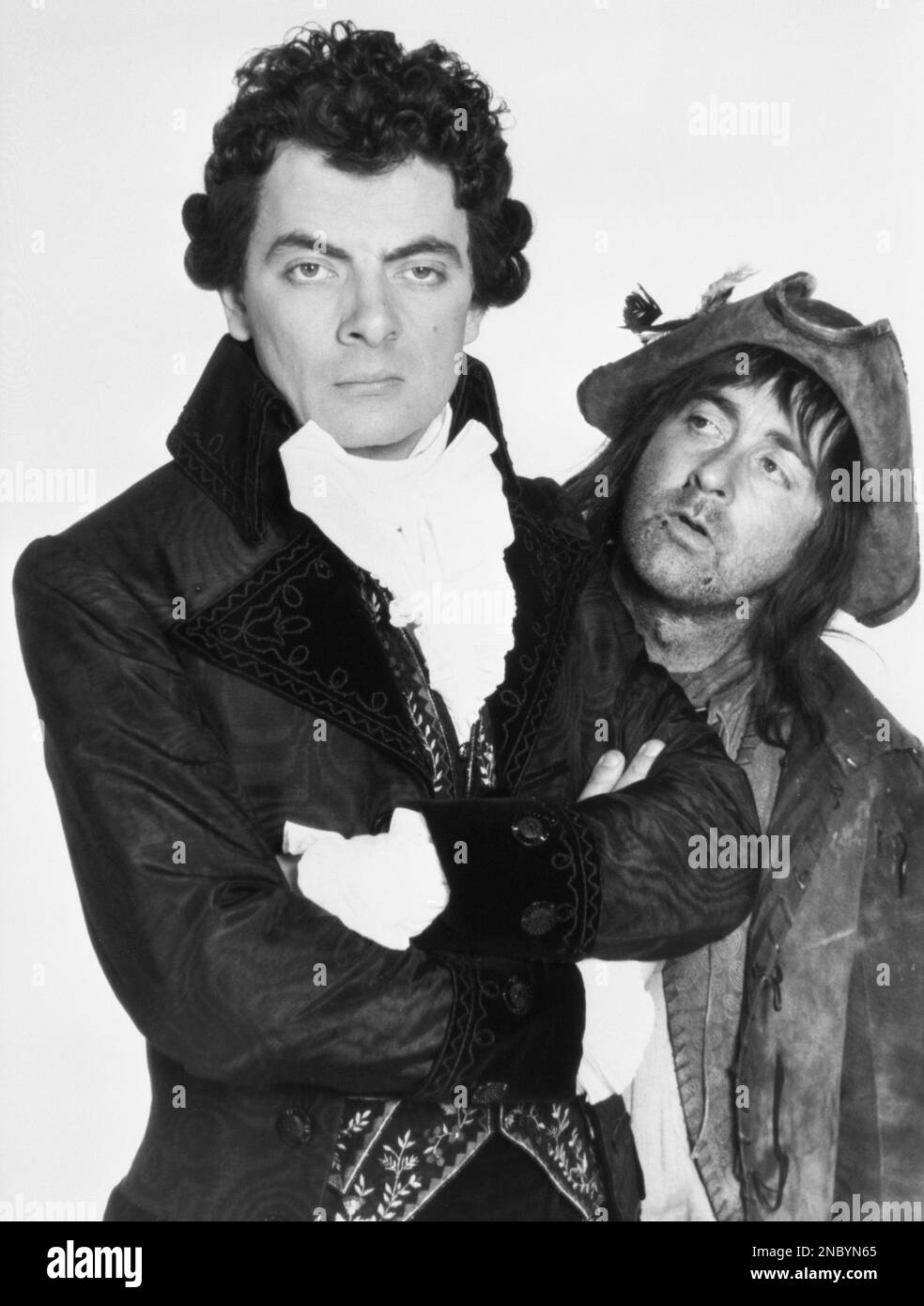 Undatiertes Dateifoto der Comedy-Schauspieler Rowan Atkinson (links) und Tony Robinson als Blackadder und Baldrick in Blackadder III Robinson wird seine Rolle zum ersten Mal seit über 20 Jahren von Blackadder für die Comic Relief's Red Nose Day Appeal übernehmen. Der Schauspieler, 76, spielte von 1983 bis 1989 in der klassischen BBC-Sitcom und bei einer Reihe von weiteren Specials als Edmund Blackadder's Diener und Sidekick Baldrick. Der Mitbegründer und Regisseur der Comic-Relief-Serie Richard Curtis, der die Hit-Serie mitschrieb, kündigte Sir Tonys Rückkehr an, bestätigte aber, dass Rowan Atkinson seine Titelrolle nicht verkünden würde. Problem Stockfoto