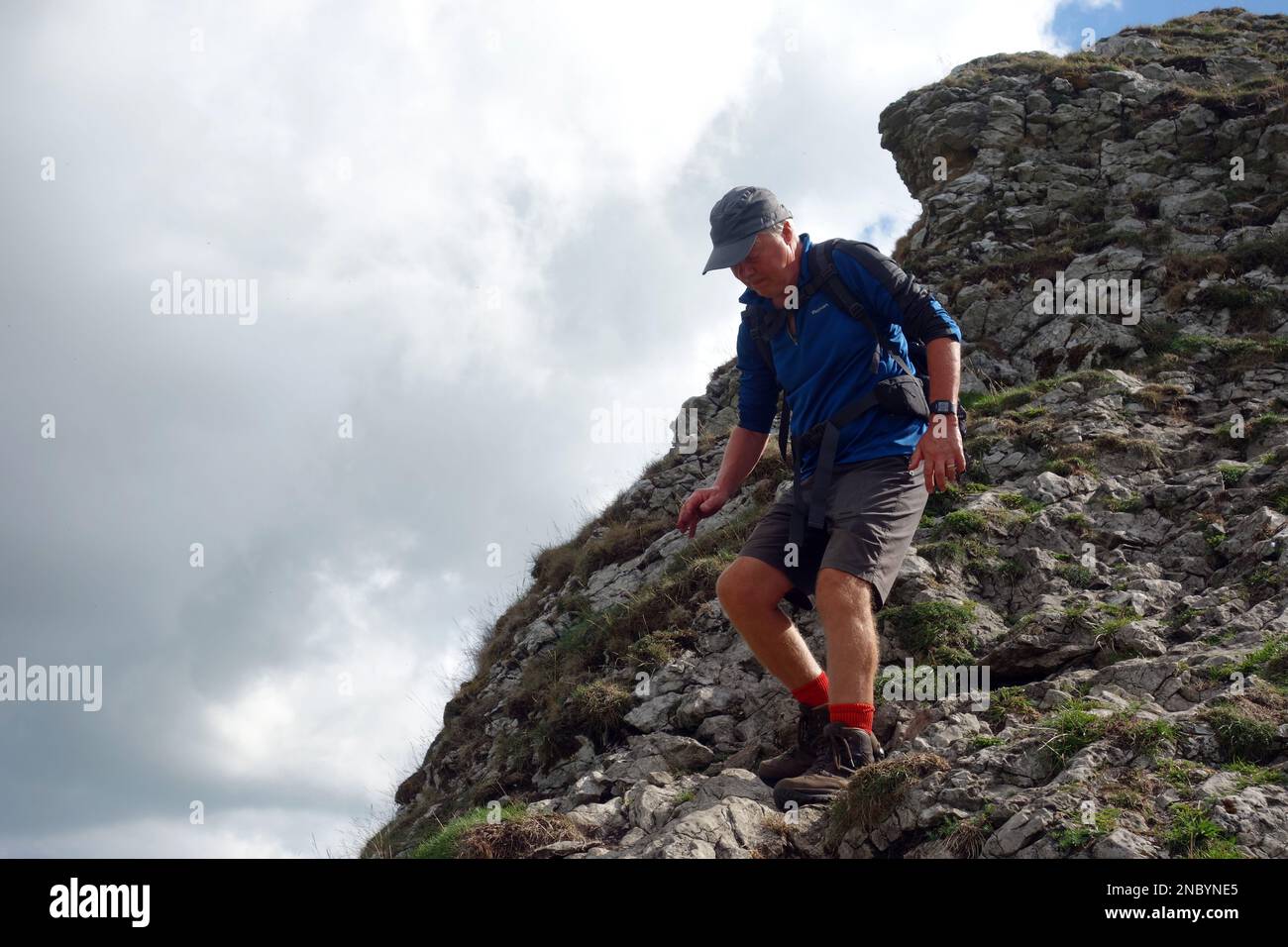 Old man Walking Steep Rocky Crag vom Parkhouse Hill im Dove Valley im Peak District National Park, England, Großbritannien. Stockfoto
