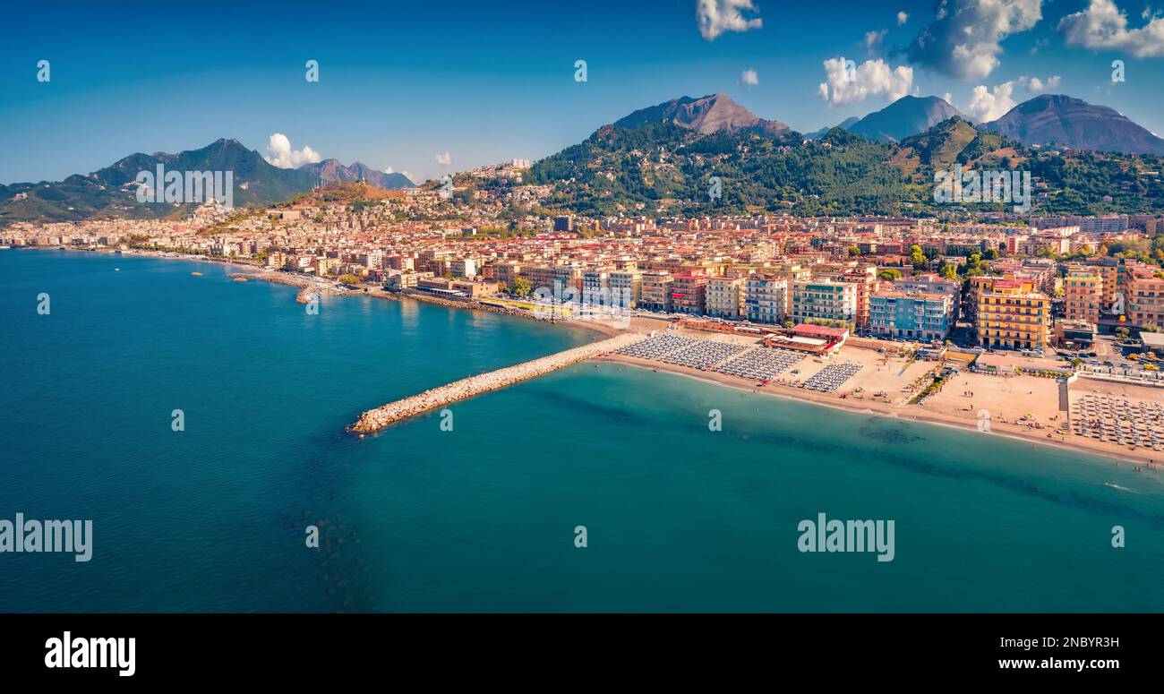 Malerischer Blick von der fliegenden Drohne auf Salerno, Italien, Europa. Beeindruckende Sommerlandschaft des Mittelmeers. Urlaubsprojekt Backgroun Stockfoto