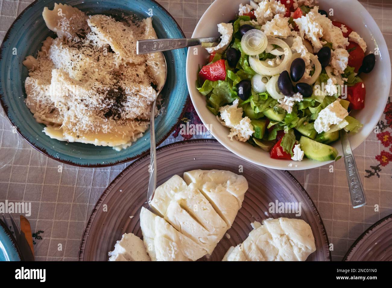 Griechischer Dorfsalat, mit Käse und Halloumi-Käse bestreut in einem Restaurant auf der Insel Zypern Stockfoto