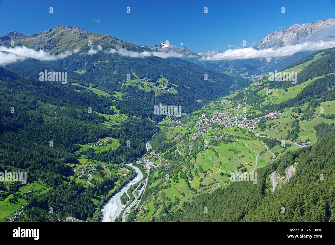 Von einer Aussichtsplattform in der Nähe des Naturparkhauses Kaunergrat haben Sie einen herrlichen Blick auf das obere Inn Valley (oberes Inntal) mit der Gemeinde Stockfoto