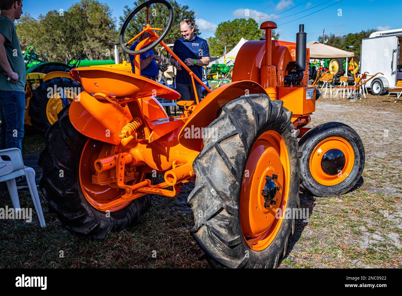 Fort Meade, Florida - 24. Februar 2022: Perspektivische Rückansicht eines John Deere Model LA Tractors aus dem Jahr 1943 auf einer lokalen Traktormesse. Stockfoto