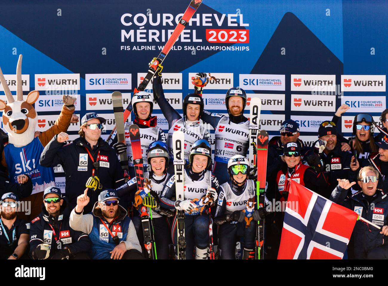 Frankreich. 14. Februar 2023. Die Mitglieder des norwegischen Skiteams feiern, nachdem das norwegische Team im Mixed Team Parallel Ski-Rennen in Meribel Frankreich den zweiten Platz belegt hat. (Kreditbild: © Christopher Levy/ZUMA Press Wire) NUR REDAKTIONELLE VERWENDUNG! Nicht für den kommerziellen GEBRAUCH! Stockfoto