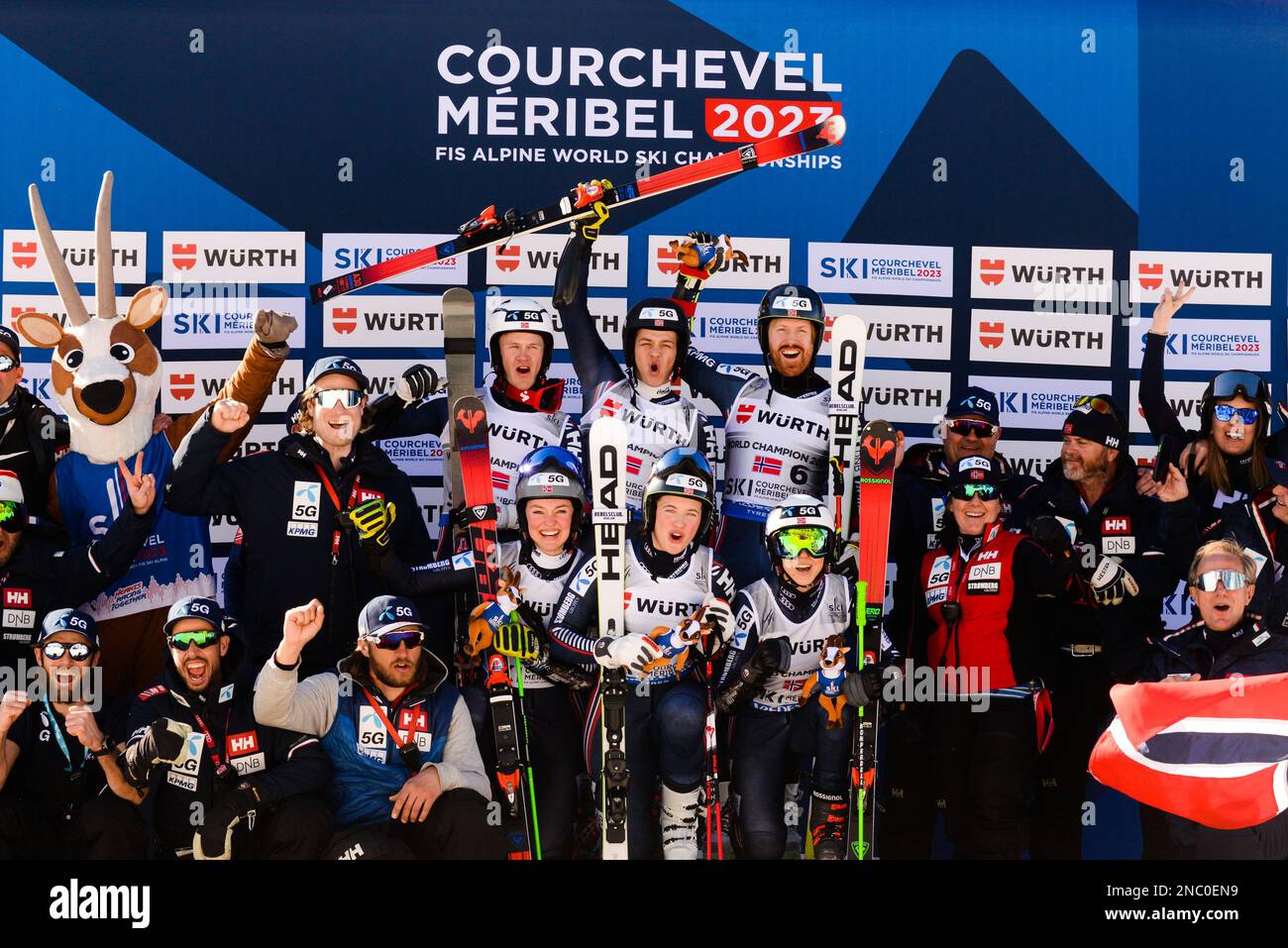 Frankreich. 14. Februar 2023. Die Mitglieder des norwegischen Skiteams feiern, nachdem das norwegische Team im Mixed Team Parallel Ski-Rennen in Meribel Frankreich den zweiten Platz belegt hat. (Kreditbild: © Christopher Levy/ZUMA Press Wire) NUR REDAKTIONELLE VERWENDUNG! Nicht für den kommerziellen GEBRAUCH! Stockfoto