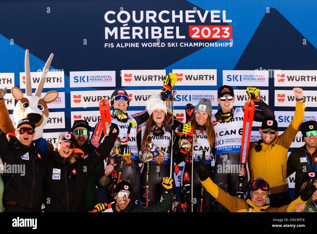 Frankreich. 14. Februar 2023. Die Mitglieder des norwegischen Skiteams feiern, nachdem das norwegische Team im Mixed Team Parallel Ski-Rennen in Meribel Frankreich den zweiten Platz belegt hat. (Kreditbild: © Christopher Levy/ZUMA Press Wire) NUR REDAKTIONELLE VERWENDUNG! Nicht für den kommerziellen GEBRAUCH! Stockfoto