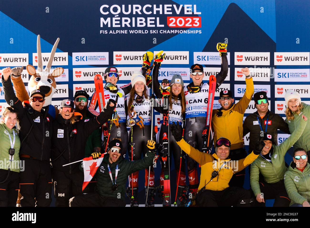Frankreich. 14. Februar 2023. Die Mitglieder des norwegischen Skiteams feiern, nachdem das norwegische Team im Mixed Team Parallel Ski-Rennen in Meribel Frankreich den zweiten Platz belegt hat. (Kreditbild: © Christopher Levy/ZUMA Press Wire) NUR REDAKTIONELLE VERWENDUNG! Nicht für den kommerziellen GEBRAUCH! Stockfoto
