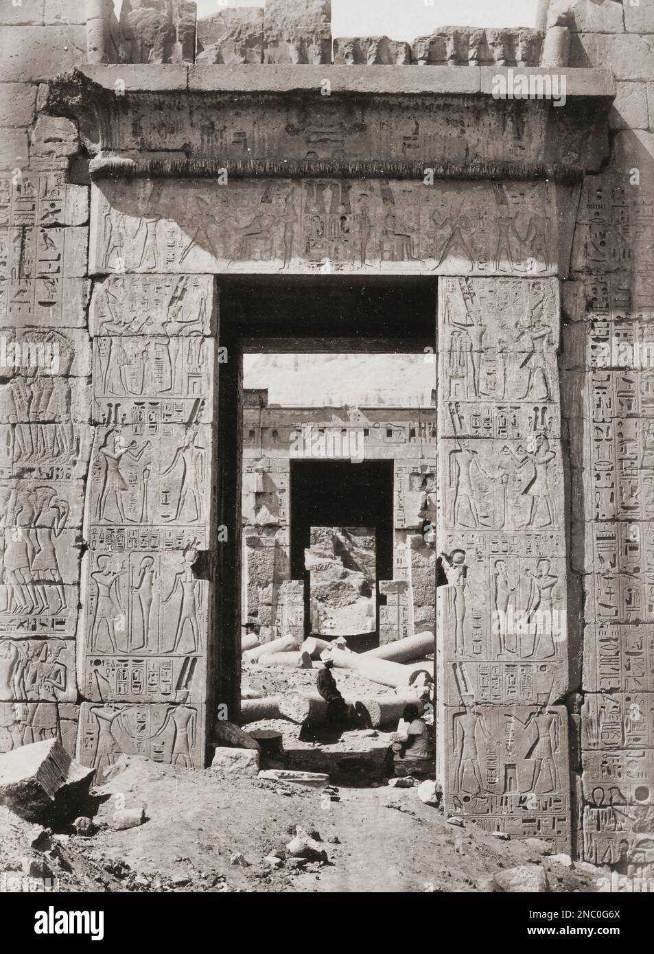 Pylon, oder monumentales Tor, am archäologischen Komplex Medinet Habu in der Nähe von Luxor, Ägypten. Nach einem Foto aus der Mitte des 19. Jahrhunderts vom englischen Fotografen Francis Frith. Stockfoto