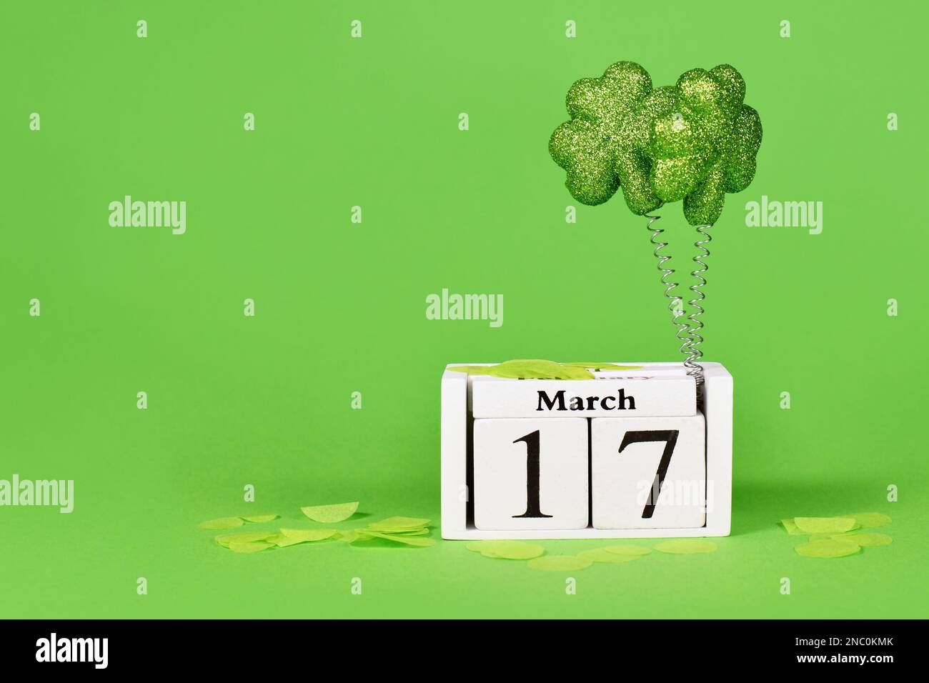 St. Patricks Feiertagskalender März 17. mit Schamrock auf grünem Hintergrund und Kopierbereich Stockfoto