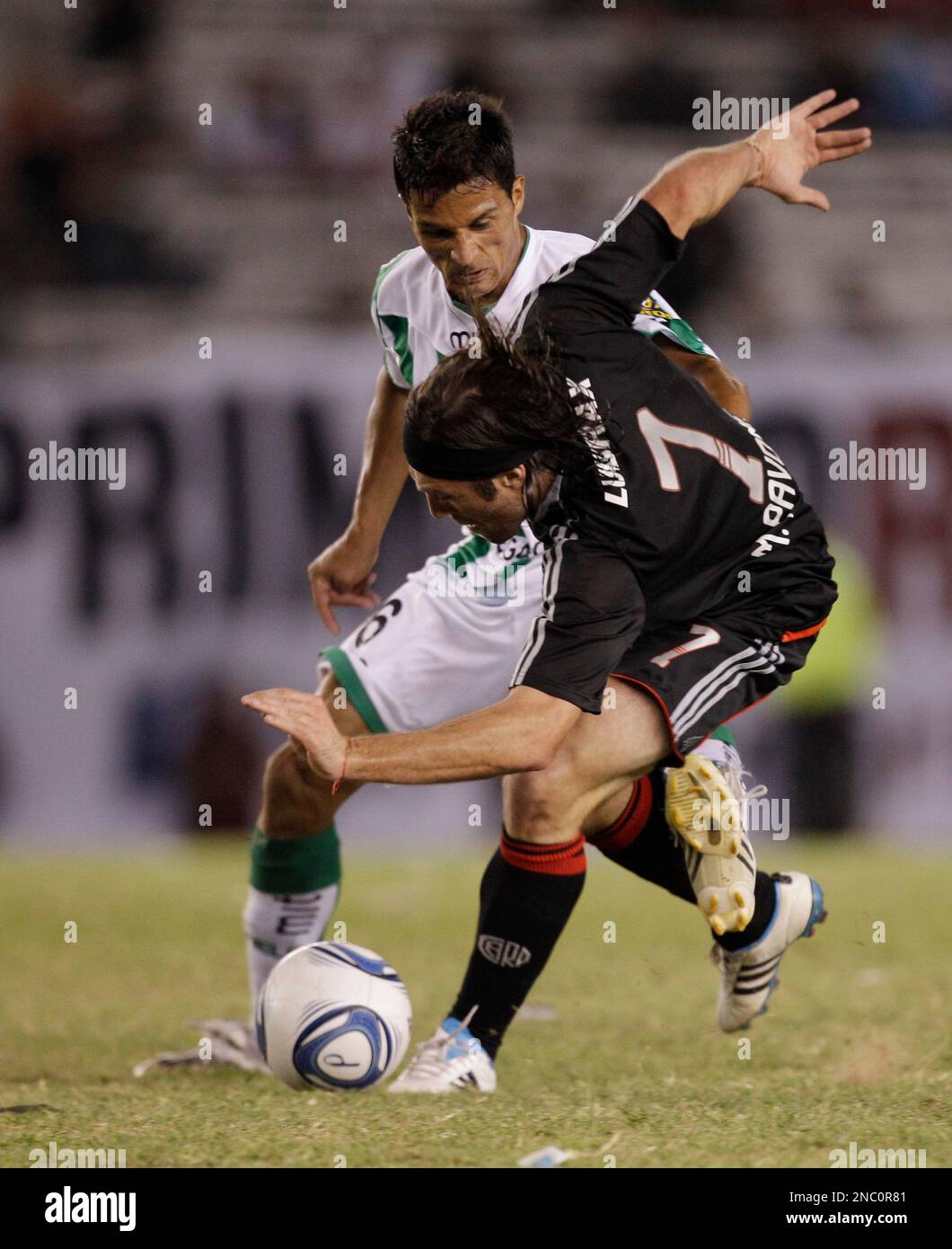 River Plate's Mariano Pavone, front, fights for the ball with Banfield's Marcelo Bustamante at an Argentine league soccer match in Buenos Aires, Argentina, Saturday April 9, 2011. (AP Photo/Eduardo Di Baia) Stockfoto