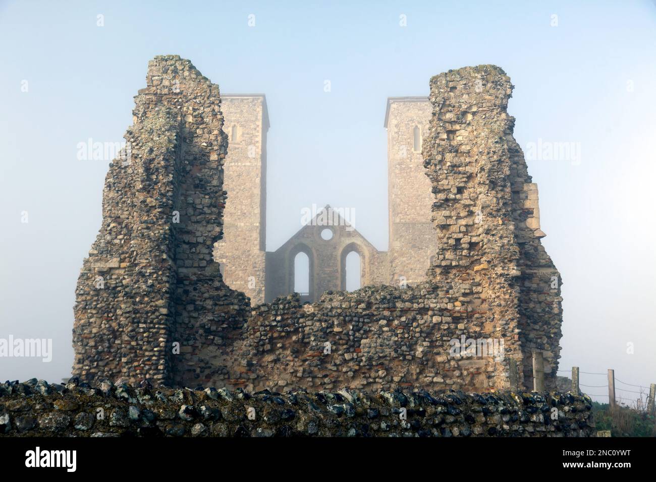 Sehen Sie die Überreste der St. Mary's Church im eisigen Nebel am frühen Morgen im Reculver Country Park, Thanet, Kent Stockfoto