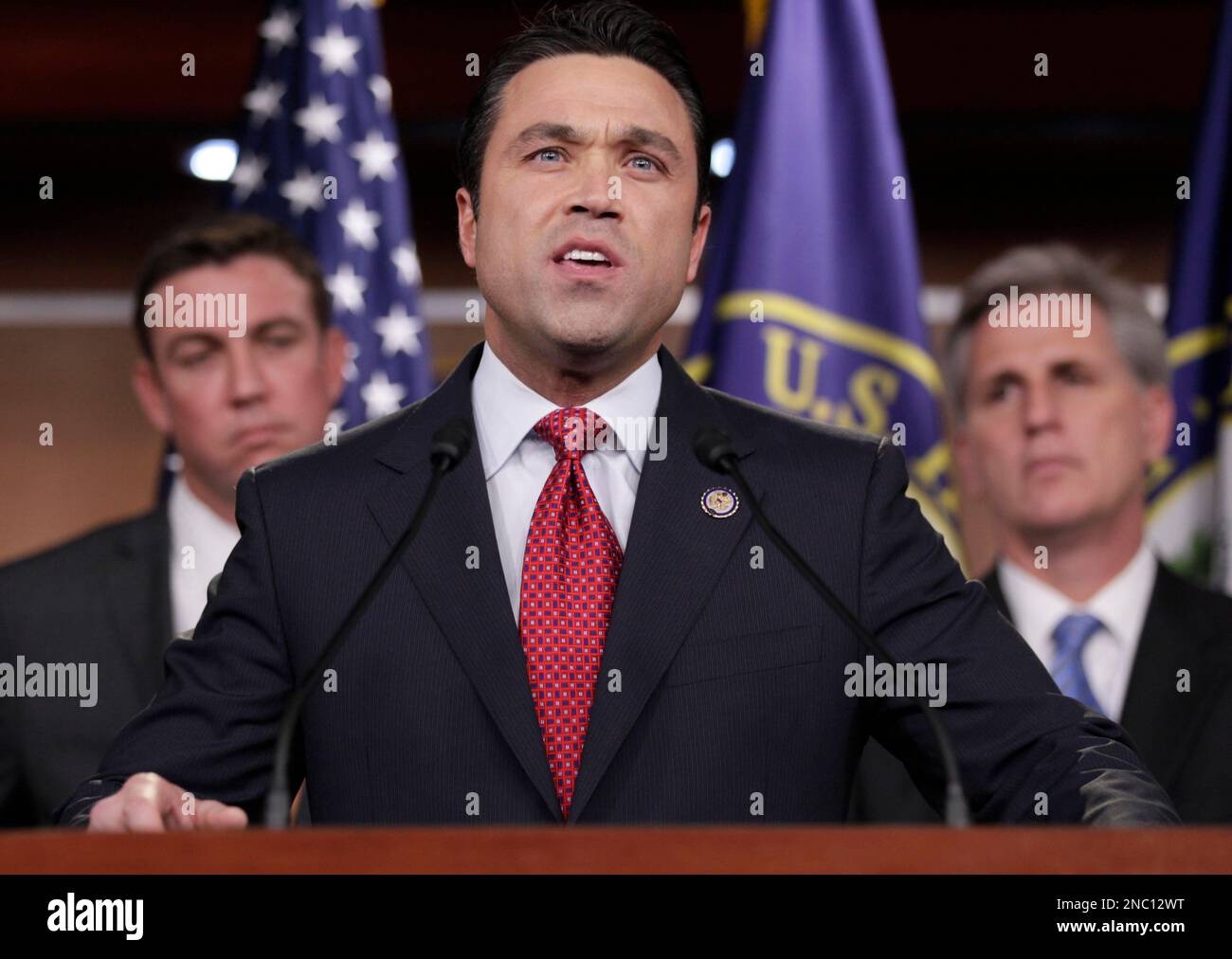 Rep. Michael Grimm, R-N.Y., center, accompanied by Rep. Duncan Hunter, R-Calif., left, House Majority Whip Kevin McCarthy of Calif., speaks during a news conference on Capitol Hill in Washington, Thursday, April 7, 2011. (AP Photo/Carolyn Kaster) Stockfoto