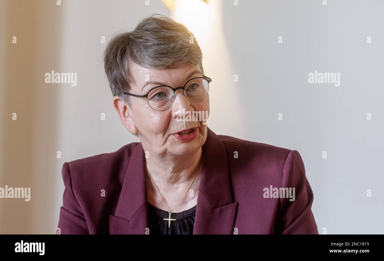 Hamburg, Deutschland. 14. Februar 2023. Kristina Kühnbaum-Schmidt, Bischof der evangelischen Lutherischen Kirche des Nordens, kommentiert aktuelle Fragen. Der Verlust der Mitgliedschaft in der Nordkirche hat sich im letzten Jahr erheblich beschleunigt. Der Regionalbischof sagte, dass etwa 46.000 Menschen die Lutherische Kirche in Hamburg, Schleswig-Holstein und Mecklenburg-Vorpommern verlassen haben. (Dpa „Northern Church verliert 66.000 Mitglieder – 30 Prozent mehr Rücktritte“) Kredit: Markus Scholz/dpa/Alamy Live News Stockfoto