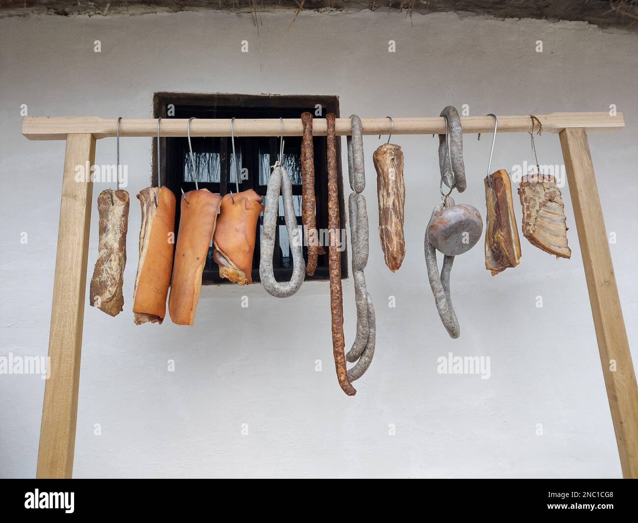 Schweinewürste, Schweinespeck und andere Schweineprodukte in Maramures, Rumänien Stockfoto