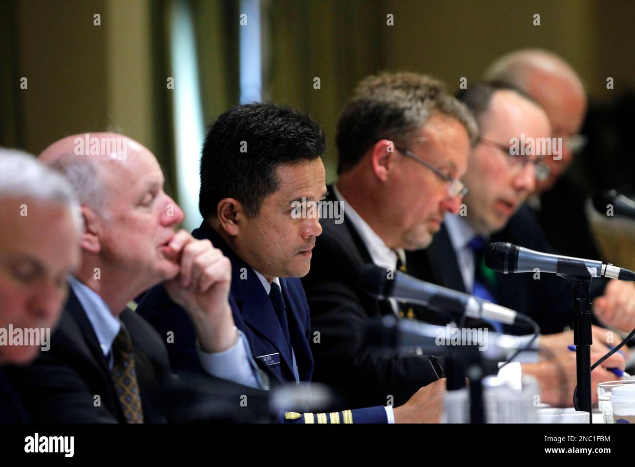 Board members of the Deepwater Horizon investigation hearings, listens during a weeklong hearing into the Deepwater Horizon disaster in Metairie, La., Monday, April 4, 2011. Left to right are U.S. Coast Guard Capt. Mark Higgins, U.S. District judge (retired) Wayne Andersen, Coast Guard Caption Hung Nguyen (co-chair), David Dykes of Bureau of Ocean Energy Management, Regulation and Enforcement (co-chair) , Jason Mathews of BOEM, and John McCarroll of BOEM. (AP Photo/Gerald Herbert) Stockfoto