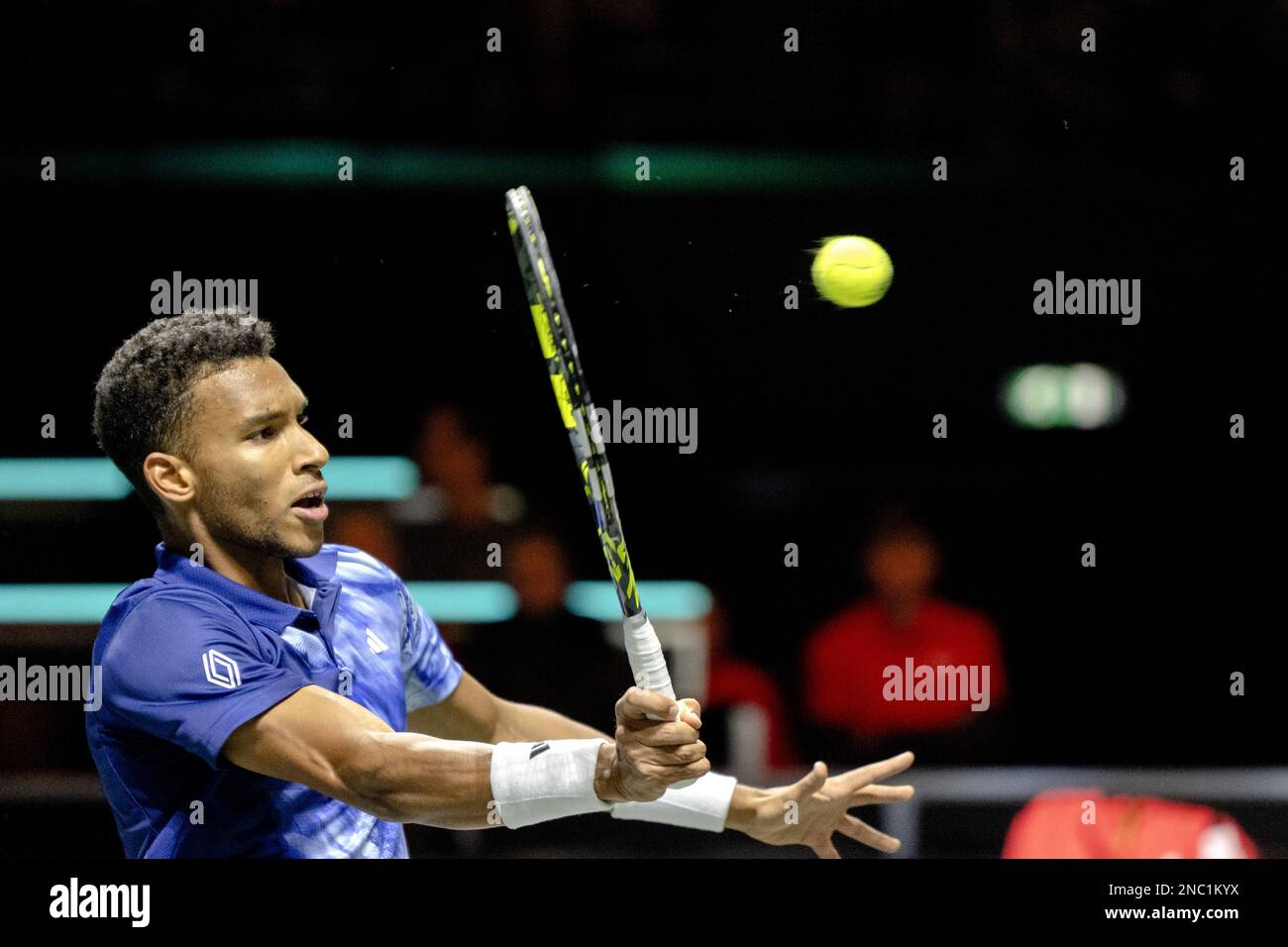 ROTTERDAM - Felix Auger-Aliassime (CAN) in Aktion gegen Lorenzo Sonego (ITA) am zweiten Tag des ABN AMRO Open Tennisturniers in Ahoy. AP-SCHLEIFGERÄT KING Stockfoto