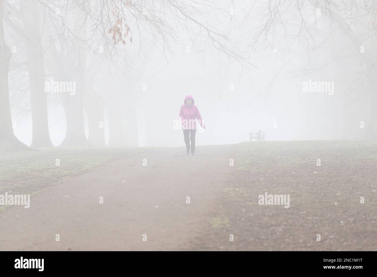 Northampton, Großbritannien. Wetter. Starker Nebel im Abington Park hielt die Leute nicht davon ab, morgens Sport zu treiben. Northamptonshire, England. Stockfoto