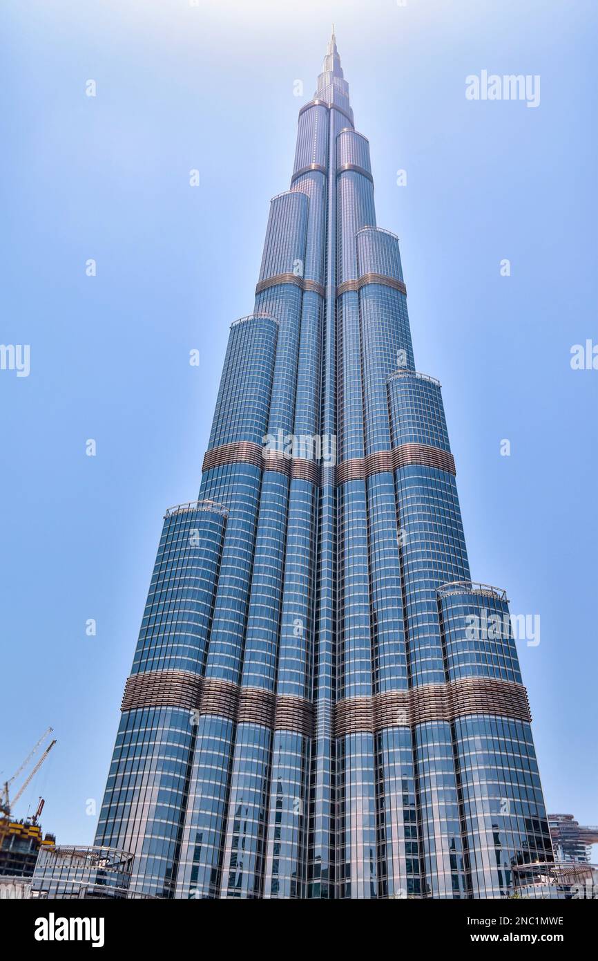 Das höchste Gebäude der Welt - das Burj Khalifa in Dubai. Mit einer Höhe von 828 Metern (2717 Fuß) ist dies eine erstaunliche architektonische Leistung. Stockfoto