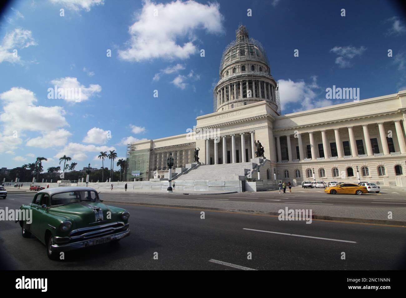 Alte amerikanische Autos vor dem Cuban Capitol in Havanna Stockfoto