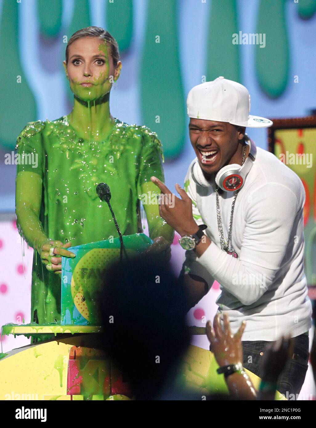 Actress Heidi Klum and singer Nick Cannon present the award for "Favorite TV Actress" at Nickelodeon's 24th Annual Kids' Choice Awards on Saturday, April 2, 2011, in Los Angeles. (AP Photo/Matt Sayles) Stockfoto