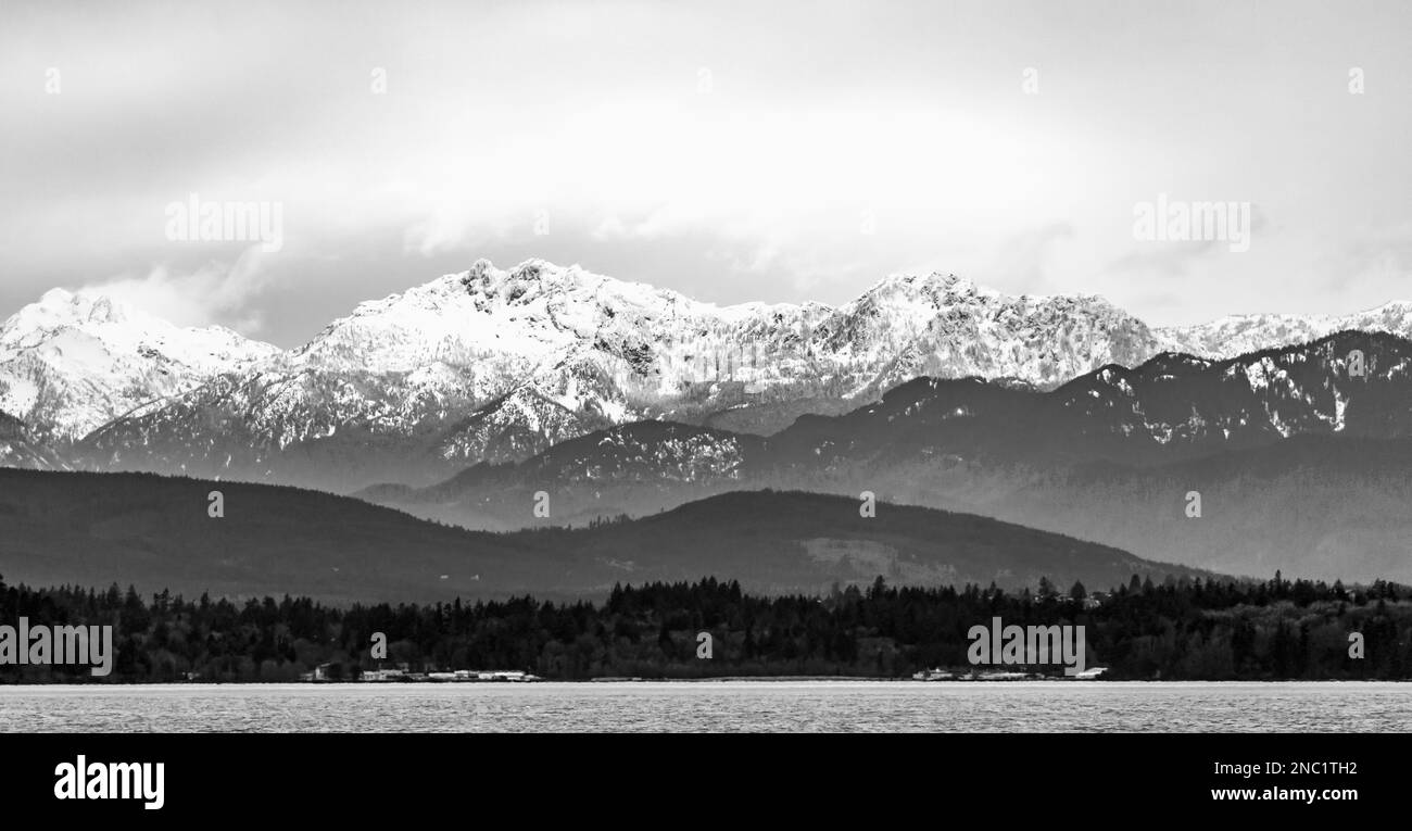 Die Olympic Mountains im Bundesstaat Washington sind von dicken Wolken umgeben. Stockfoto