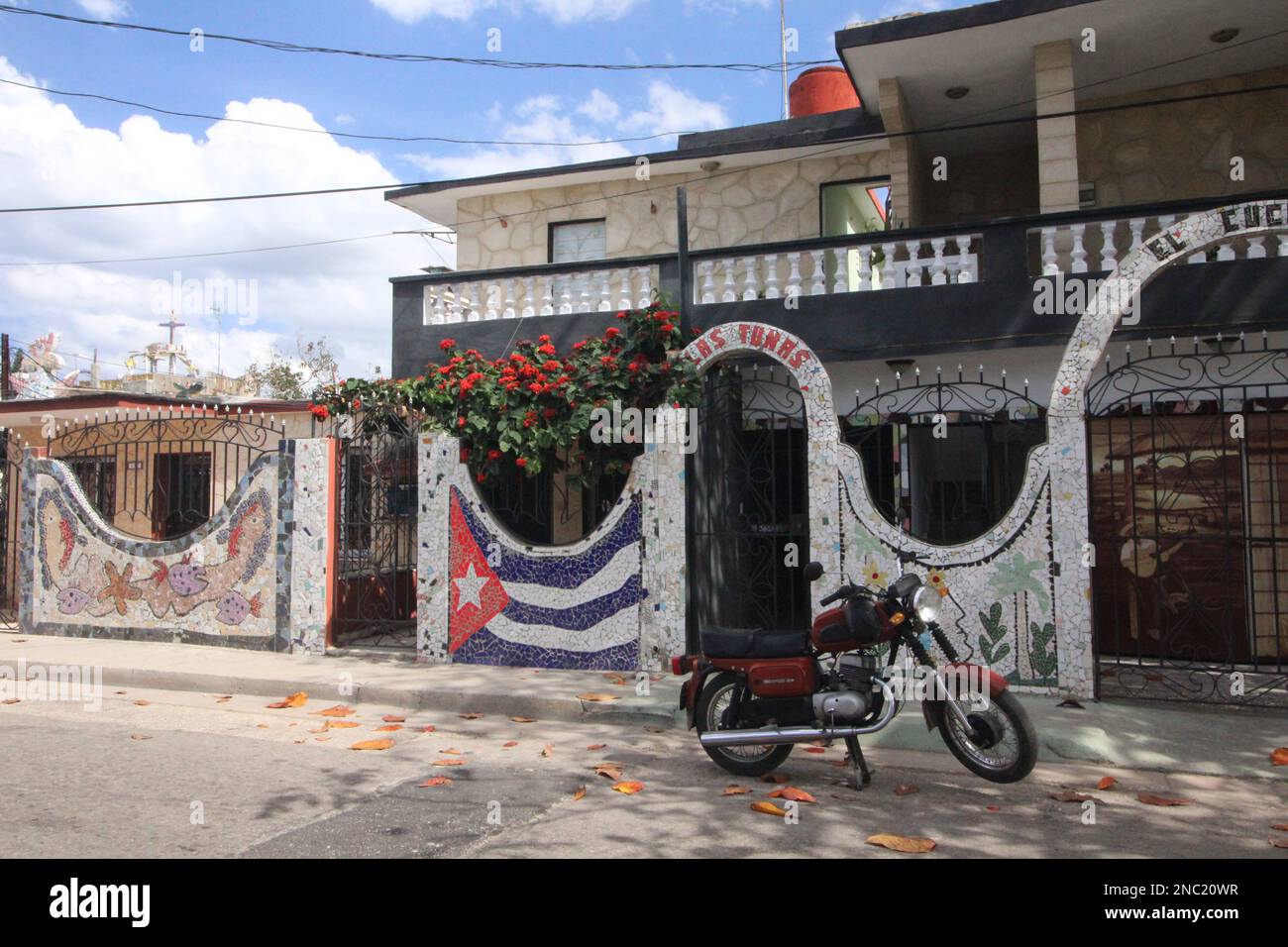 Farbenfrohe Straßen mit Straßenkunst im Stadtviertel Fusterlandia außerhalb von Havanna, Kuba Stockfoto
