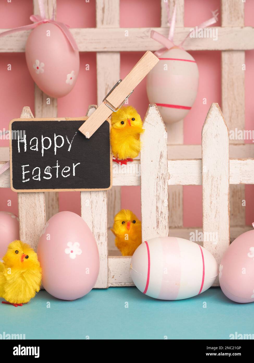 Nahaufnahme einer süßen Tussi mit den Worten Happy Easter und einem Osterei-Hintergrund Stockfoto