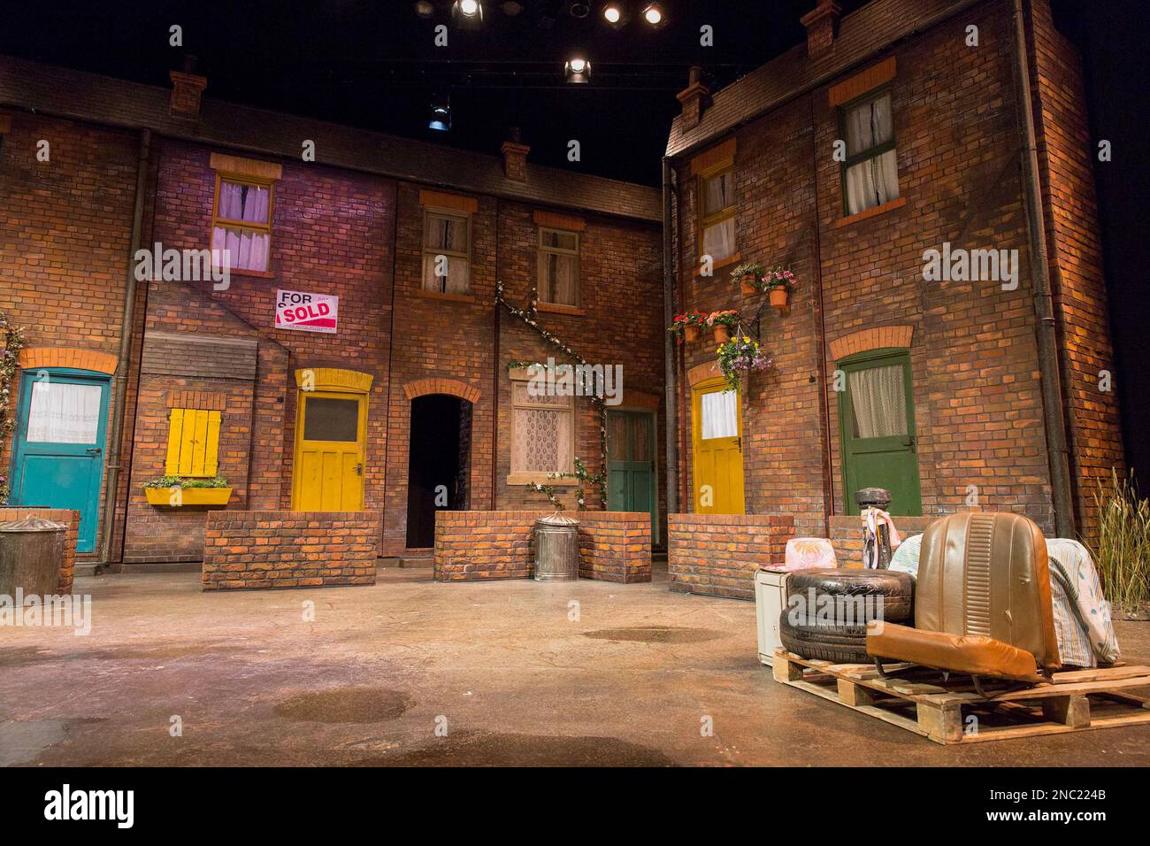 Full Stage Set für ANITA UND ME von Meera Syal im Birmingham Repertory Theatre, Birmingham, England 13/10/2015, angepasst für die Bühne von Tanika Gupta Design : Bob Bailey Beleuchtung: Chahine Yavroran Regisseur: Roxana Silbert Stockfoto