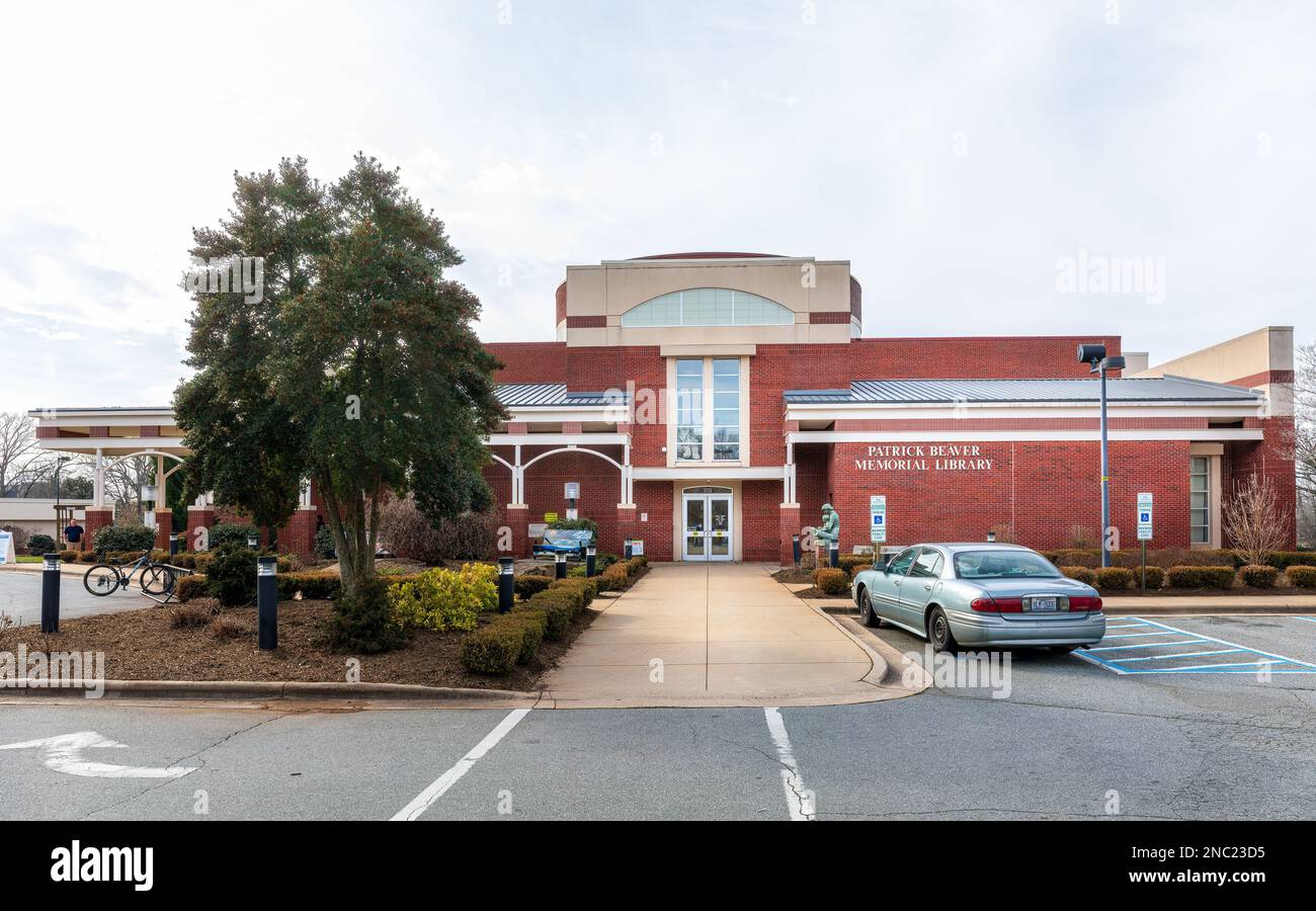 HICKORY, NC, USA-7. FEBRUAR 2023: Patrick Beaver Memorial Library, die Hauptbibliothek in Hickory. Gebäudefront und Eingang. Stockfoto