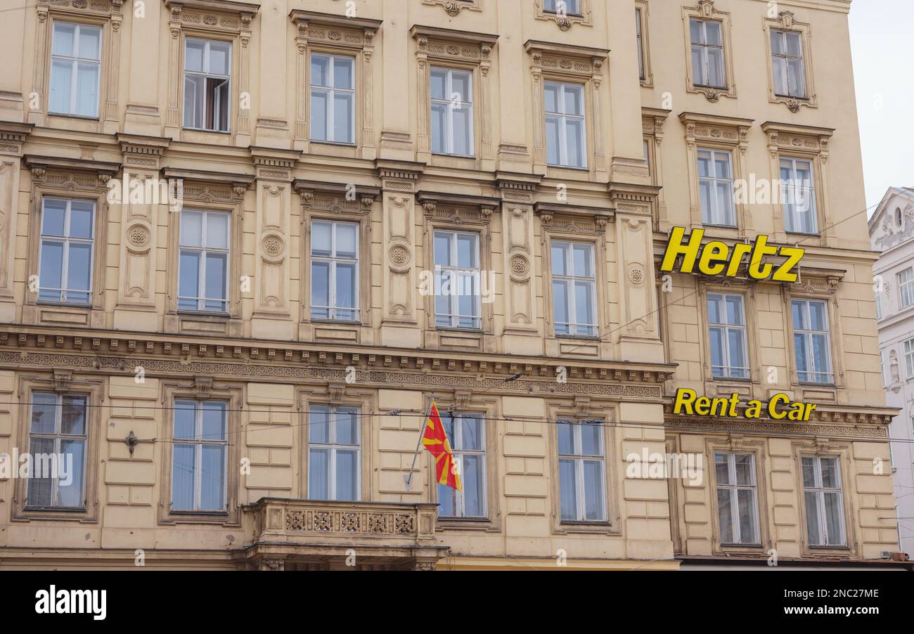 Wien, Österreich - 11. August 2022 : Autovermietung Hertz. Tochtergesellschaft der Hertz Global Holdings Inc. Ist ein amerikanisches Autovermietungsunternehmen mit Sitz in Estero, Flo Stockfoto