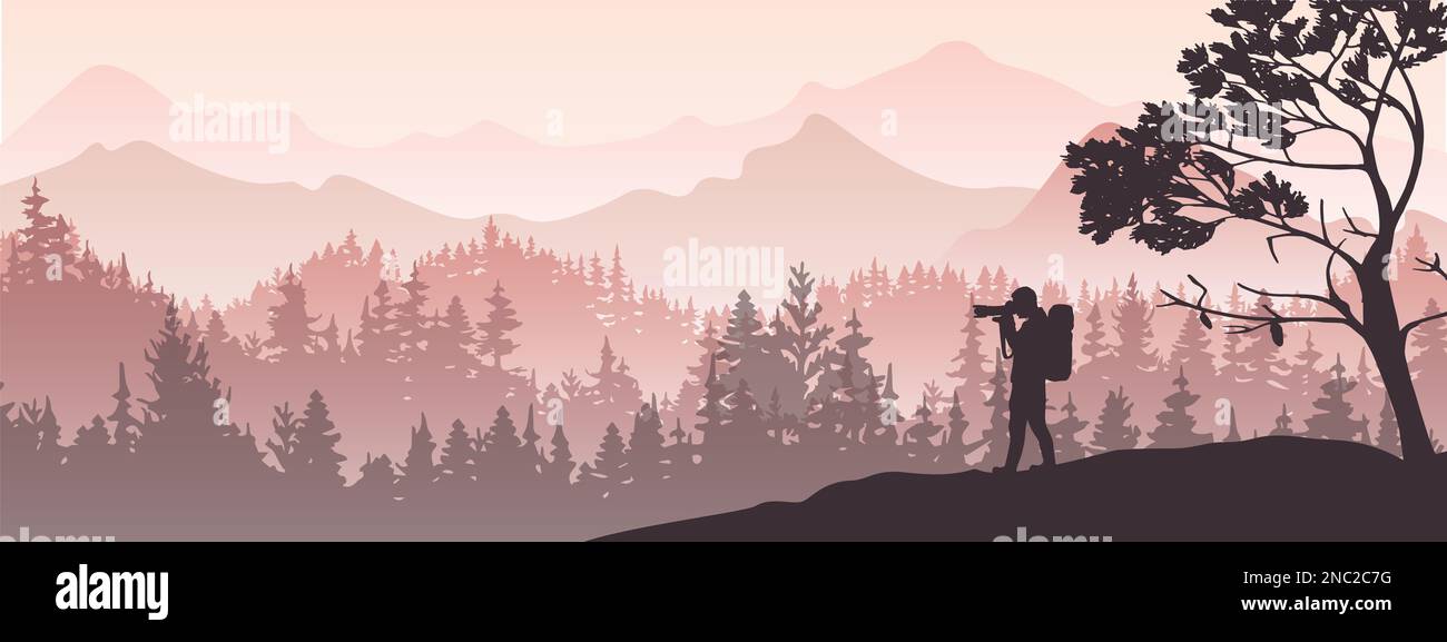 Der Fotograf steht auf einer Wiese neben dem Baum und fotografiert die Landschaft. Berge und Wälder im Hintergrund. Darstellung der Silhouette. Wilde Naturlandschaft Stockfoto