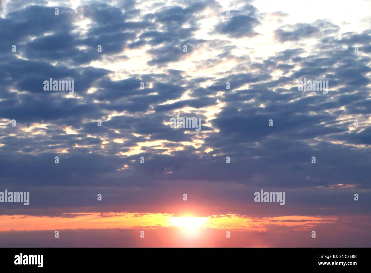 Wunderschöner Blick auf den bewölkten Himmel bei Sonnenuntergang Stockfoto