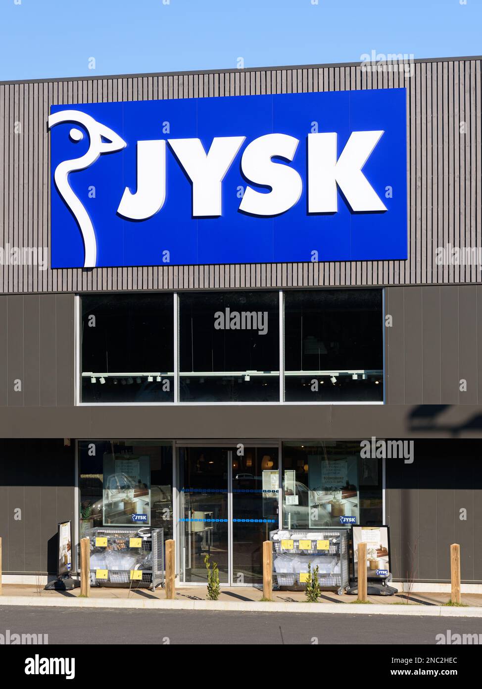 Text mit JYSK-Logo und Markenzeichen am Eingang des Ladens. JYSK ist eine  dänische Einzelhandelskette, die Haushaltswaren wie Matratzen und Möbel  verkauft Stockfotografie - Alamy