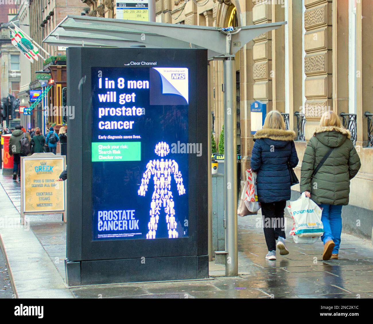 Glasgow, Schottland, Vereinigtes Königreich 14. Februar 2023. {Anzeige für Prostatakrebs im george Square. Ratschläge der Regierung zur Energieeinsparung Werbespots gaben Änderungen vor , um die Schwierigkeit des modernen Lebens widerzuspiegeln und nicht glamouröse Lebensentscheidungen zu treffen . Credit Gerard Ferry/Alamy Live News Stockfoto