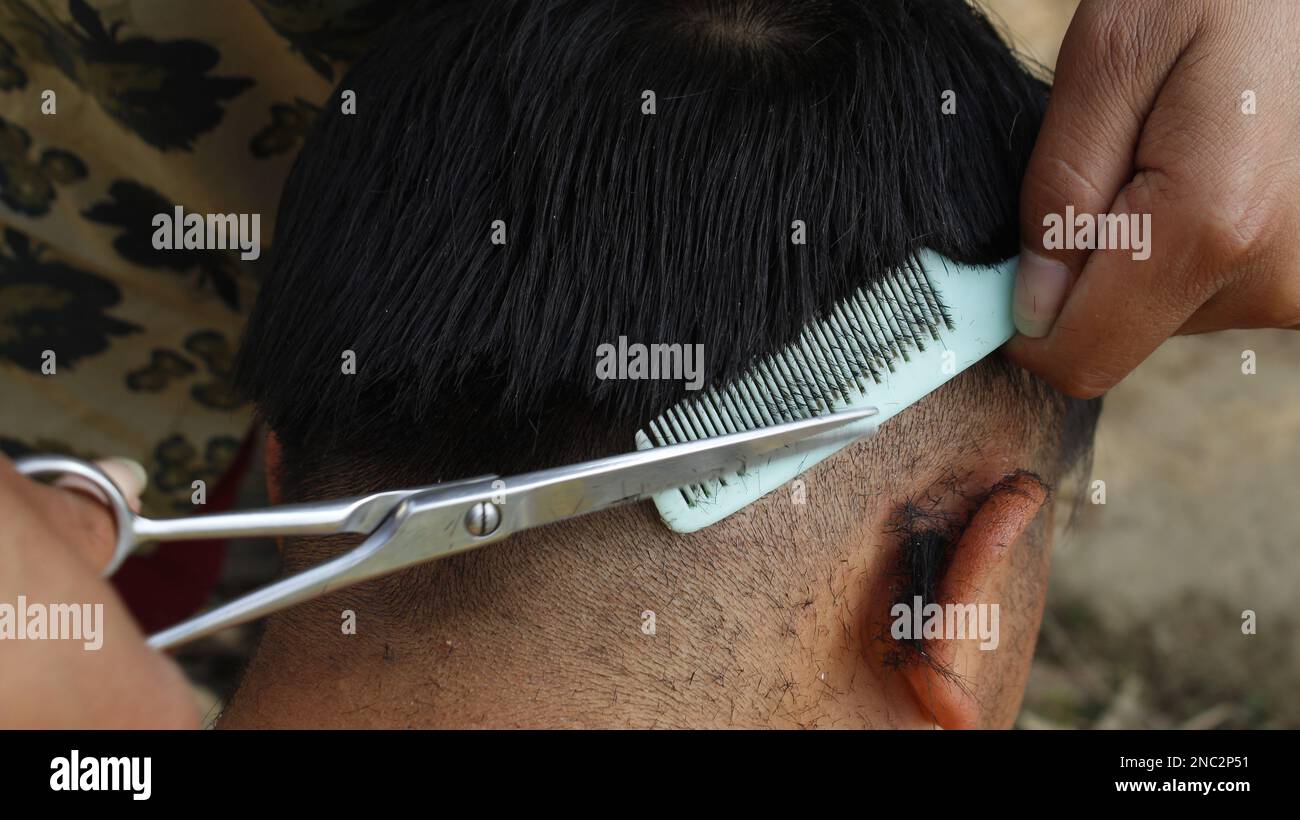 Junger Mann in Barbershop Dandruff Haarpflege-Service-Konzept Stockfoto