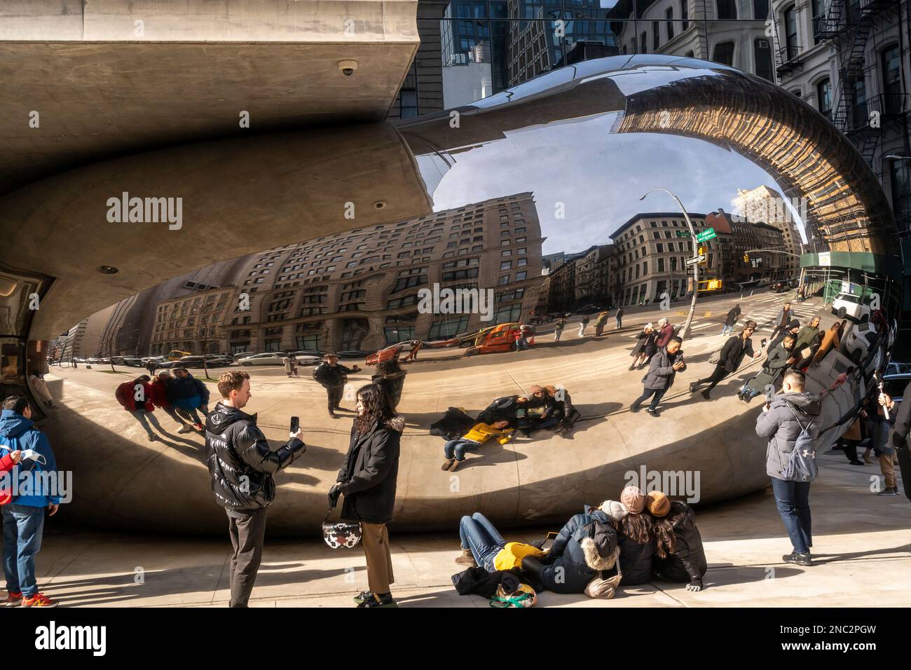 Die Besuchergruppen drängen sich in die neueste instagrammbare Attraktion, die noch unbenannte, gespiegelte Wolkenskulptur des Künstlers Anish Kapoor am Fuße der 56 Leonard Streets in Tribeca in New York, die am Sonntag, den 5. Februar 2023, zu sehen war. Die 40 Tonnen schwere Skulptur ähnelt Kapoors „Cloud Gate“ in Chicago, ist jedoch in Miniatur gehalten und so gestaltet, als ob das darüber liegende Gebäude zerquetscht würde. (© Richard B. Levine) Stockfoto