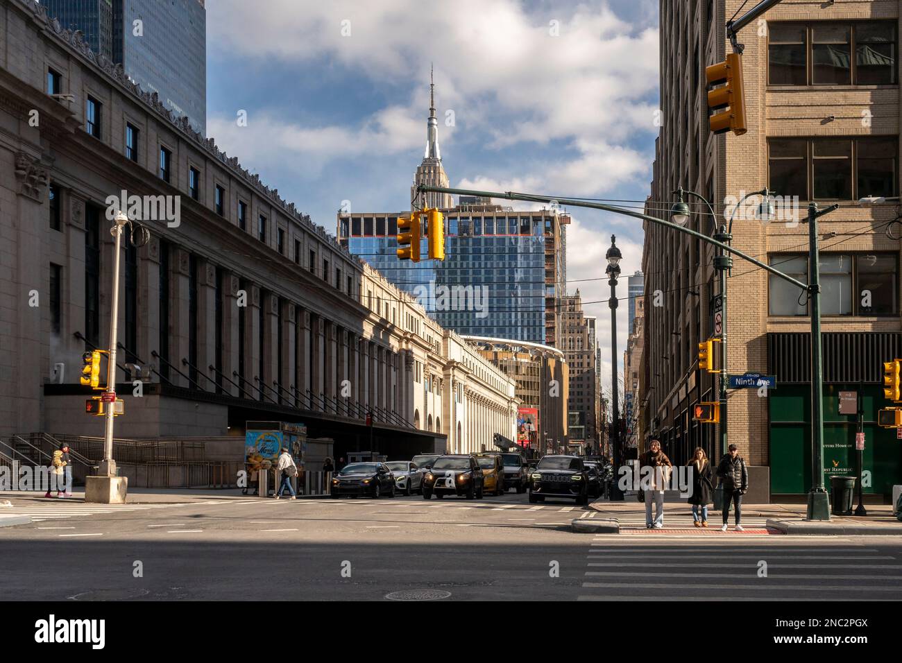 Die Moynihan Train Hall an der Penn Station, links, ehemals James Farley Post Office, mit dem Empire State Building, Madison Square Garden und der Renovierung der Penn Plaza 2 in New York am Freitag, den 3. Februar 2023. (© Richard B. Levine) Stockfoto