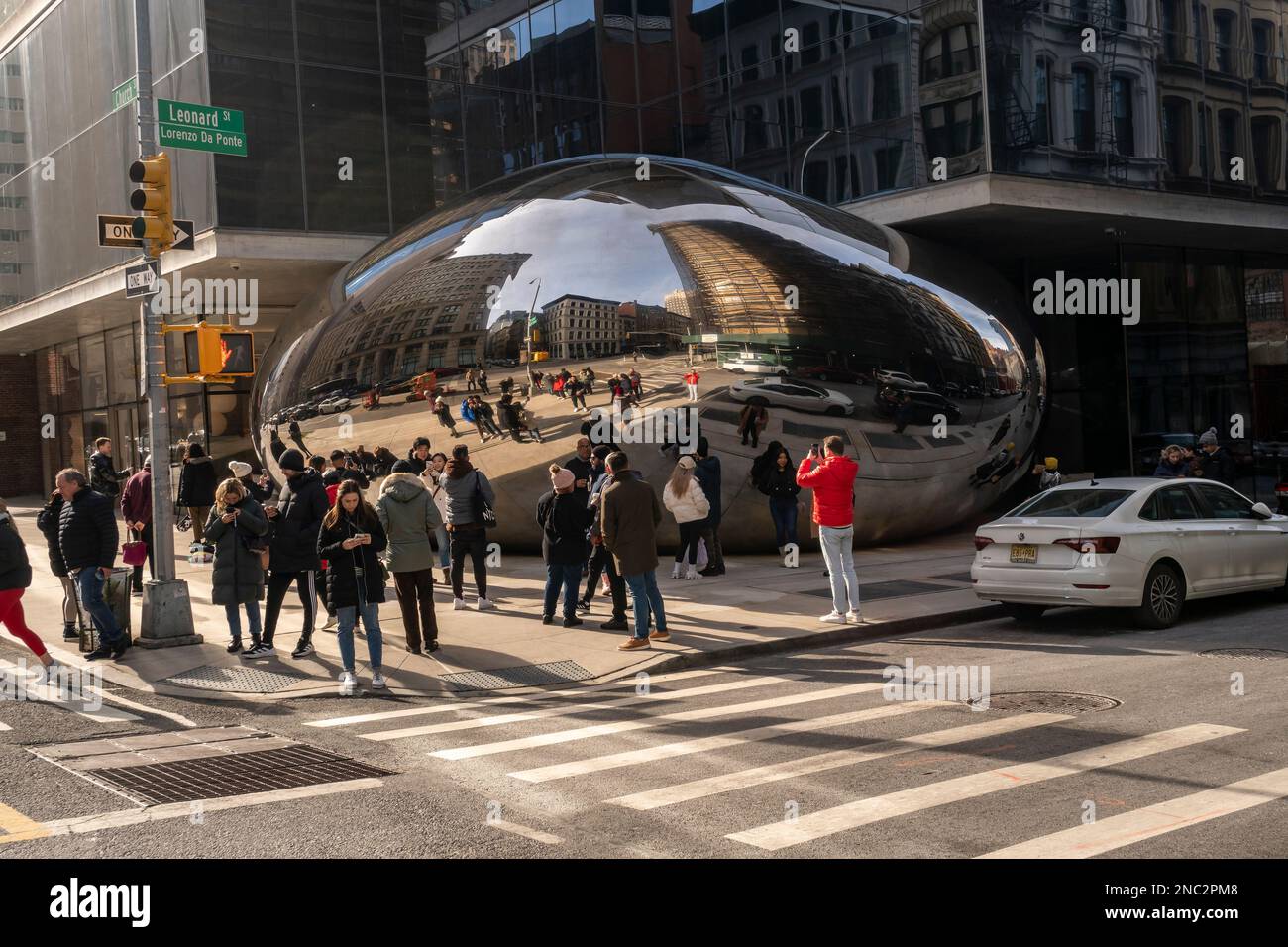 Die Besuchergruppen drängen sich in die neueste instagrammbare Attraktion, die noch unbenannte, gespiegelte Wolkenskulptur des Künstlers Anish Kapoor am Fuße der 56 Leonard Streets in Tribeca in New York, die am Sonntag, den 5. Februar 2023, zu sehen war. Die 40 Tonnen schwere Skulptur ähnelt Kapoors „Cloud Gate“ in Chicago, ist jedoch in Miniatur gehalten und so gestaltet, als ob das darüber liegende Gebäude zerquetscht würde. (© Richard B. Levine) Stockfoto