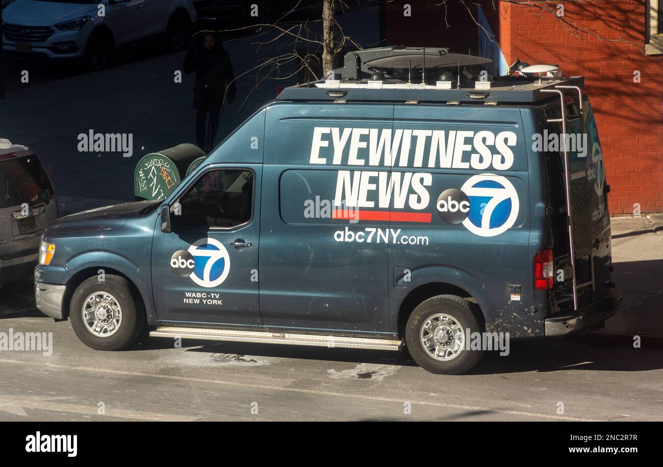 Ein ABC Eyewitness News Van parkte am Samstag, den 4. Februar 2023 in Chelsea in New York. (© Richard B. Levine) Stockfoto