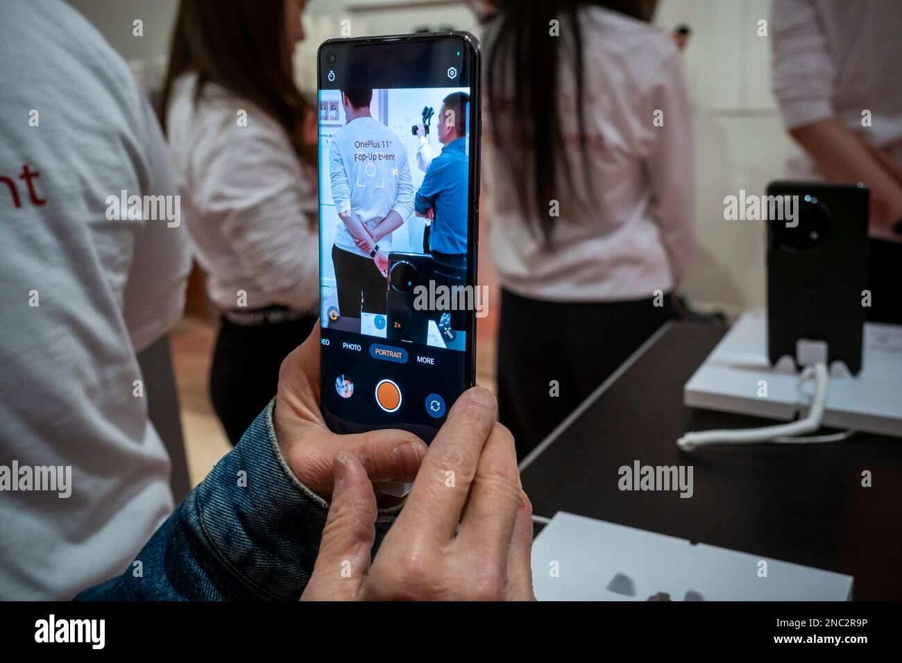 Ein Besucher probiert das OnePlus 11 5G Smartphone am Samstag, den 11. Februar 2023 bei einer Markenaktivierung in Soho in New York aus. (© Richard B. Levine) Stockfoto