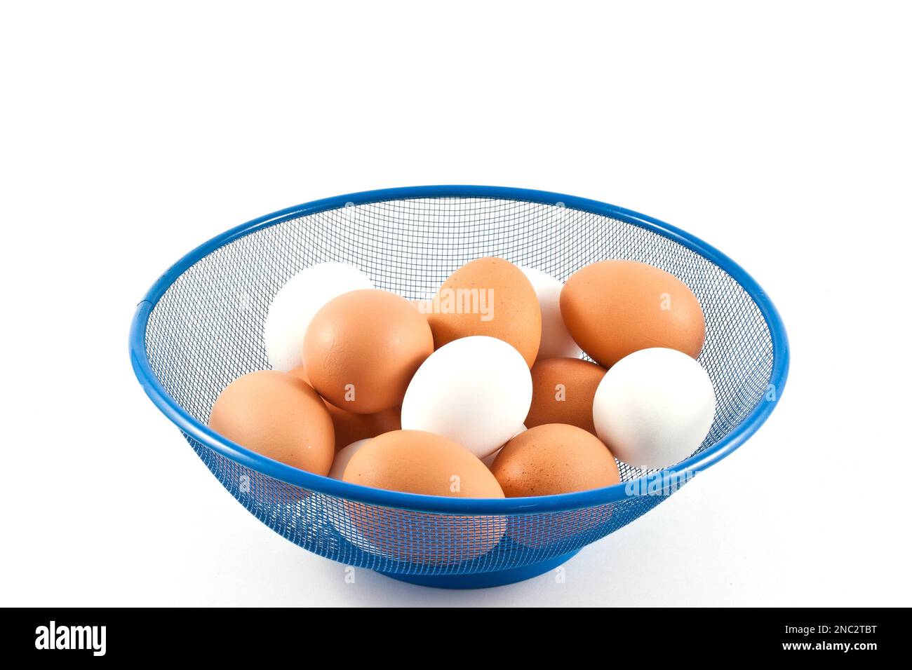 Körbchen mit rohen Eiern zum Essen Stockfoto