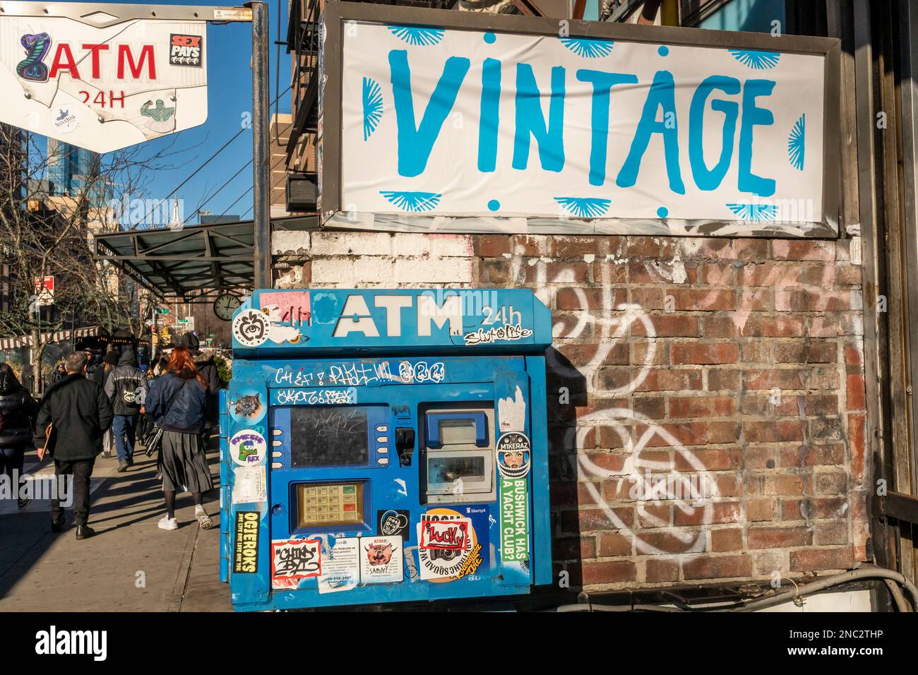 Vandalisierter und graffiti-verkrusteter Bankautomat im East Village-Viertel von New York am Samstag, den 11. Februar 2023. (© Richard B. Levine) Stockfoto