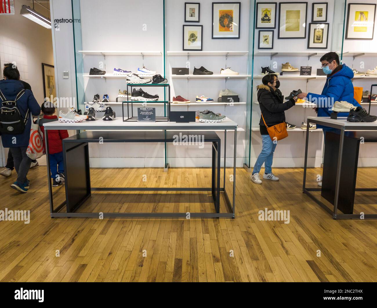 Sneaker Department in einem Bloomingdale's Department Stor in Soho in New York am Samstag, den 11. Februar 2023. (© Richard B. Levine) Stockfoto