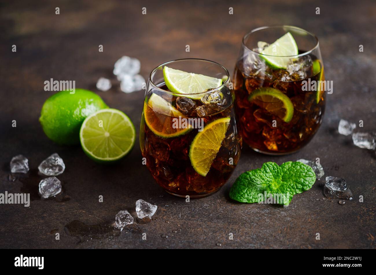 Cuba Libre mit braunem Rum, Cola und Limette. Cuba Libre oder Long Island Cocktail. Stockfoto