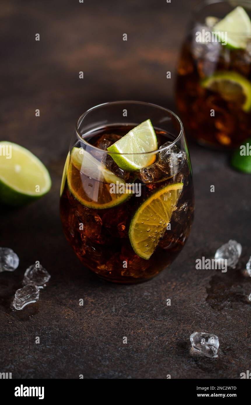 Cuba Libre mit braunem Rum, Cola und Limette. Cuba Libre oder Long Island Cocktail. Stockfoto