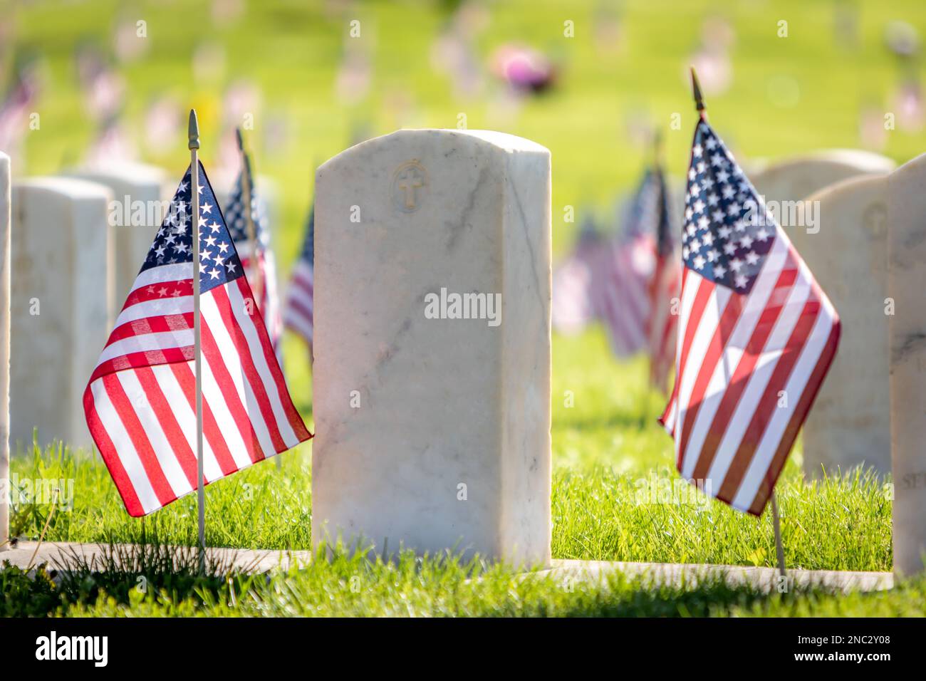 Militärische Grabsteine zu Ehren von Soldaten, die mit amerikanischen Flaggen für den Memorial Day dekoriert sind Stockfoto