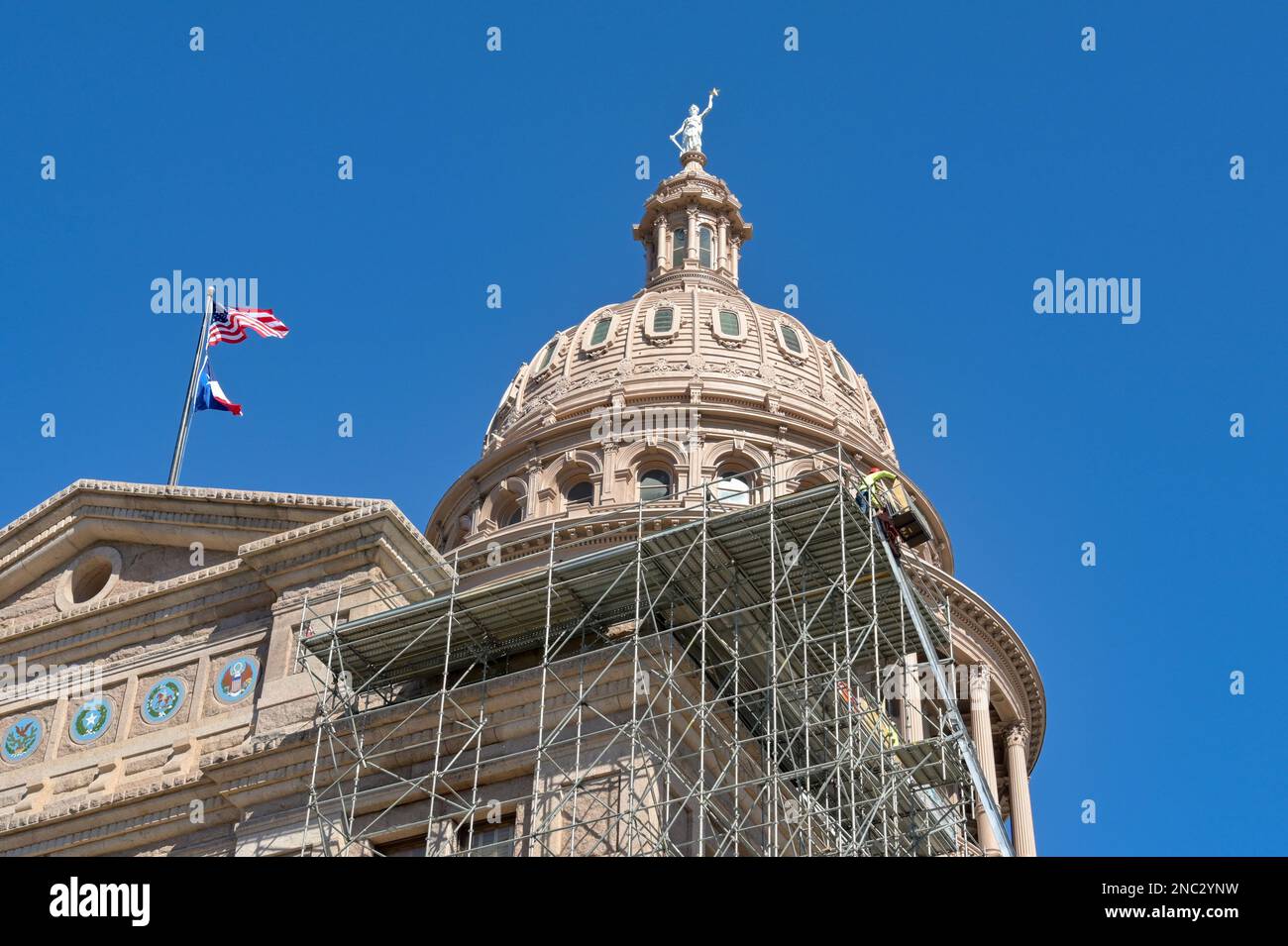 Austin, Texas, USA - Februar 2023: Gerüste rund um das historische State Capitol Building für Reparaturarbeiten Stockfoto