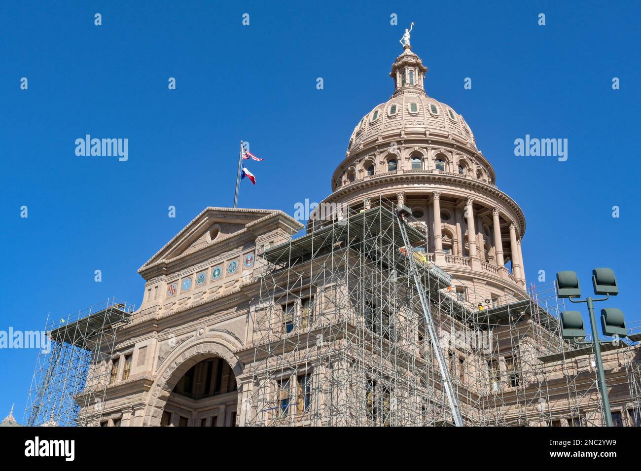 Austin, Texas, USA - Februar 2023: Gerüste rund um das historische State Capitol Building für Reparaturarbeiten Stockfoto