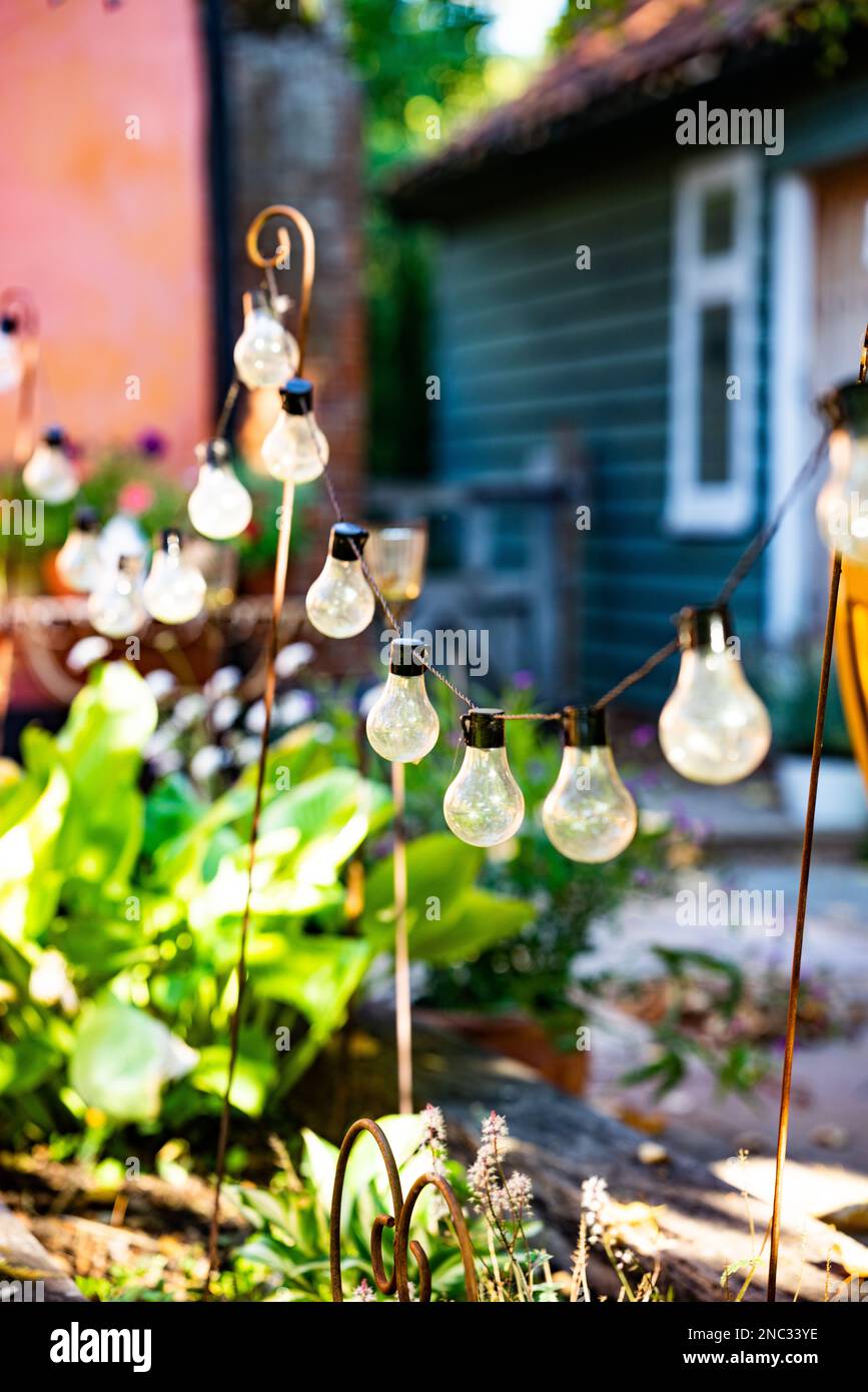 Cottage Garden mit Lichtern Stockfoto