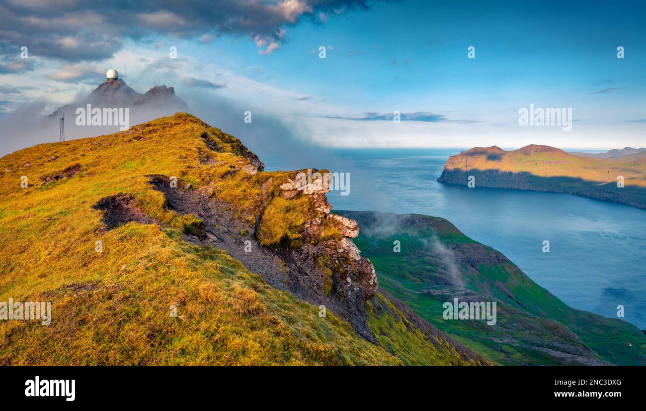 Nebliger Blick am Morgen auf das beliebte Touristenziel Sornfelli. Malerische Sommerszene der Insel Streymoy. Farbenfrohe Meereslandschaft des Atlantischen Ozeans, Färöer Stockfoto