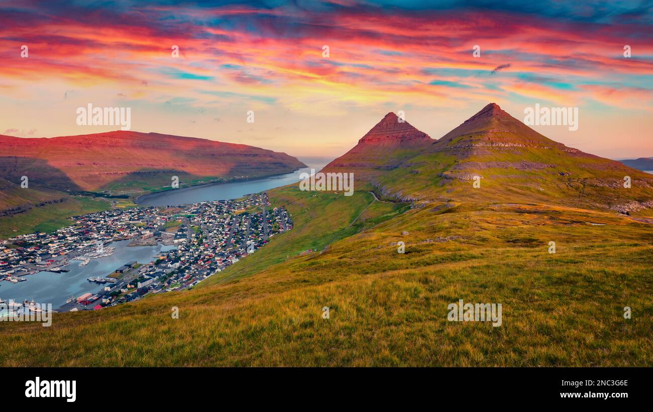 Atemberaubender Sonnenuntergang im Sommer in der Stadt Klaksvik. Unglaubliche Aussicht am Abend von der populären Touristenattraktion - Klakkur Peak, Färöer, Dänemark, Europa. Stockfoto